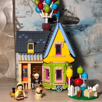 43217 LEGO® ǀ Disney e Pixar Casa de “Up - Altas Aventuras”; Conjunto de Construção (598 Peças)