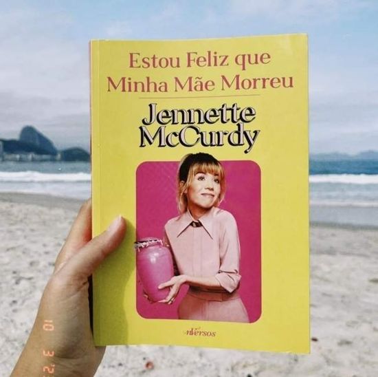 Estou feliz que minha mãe morreu Capa comum – 15 novembro 2022